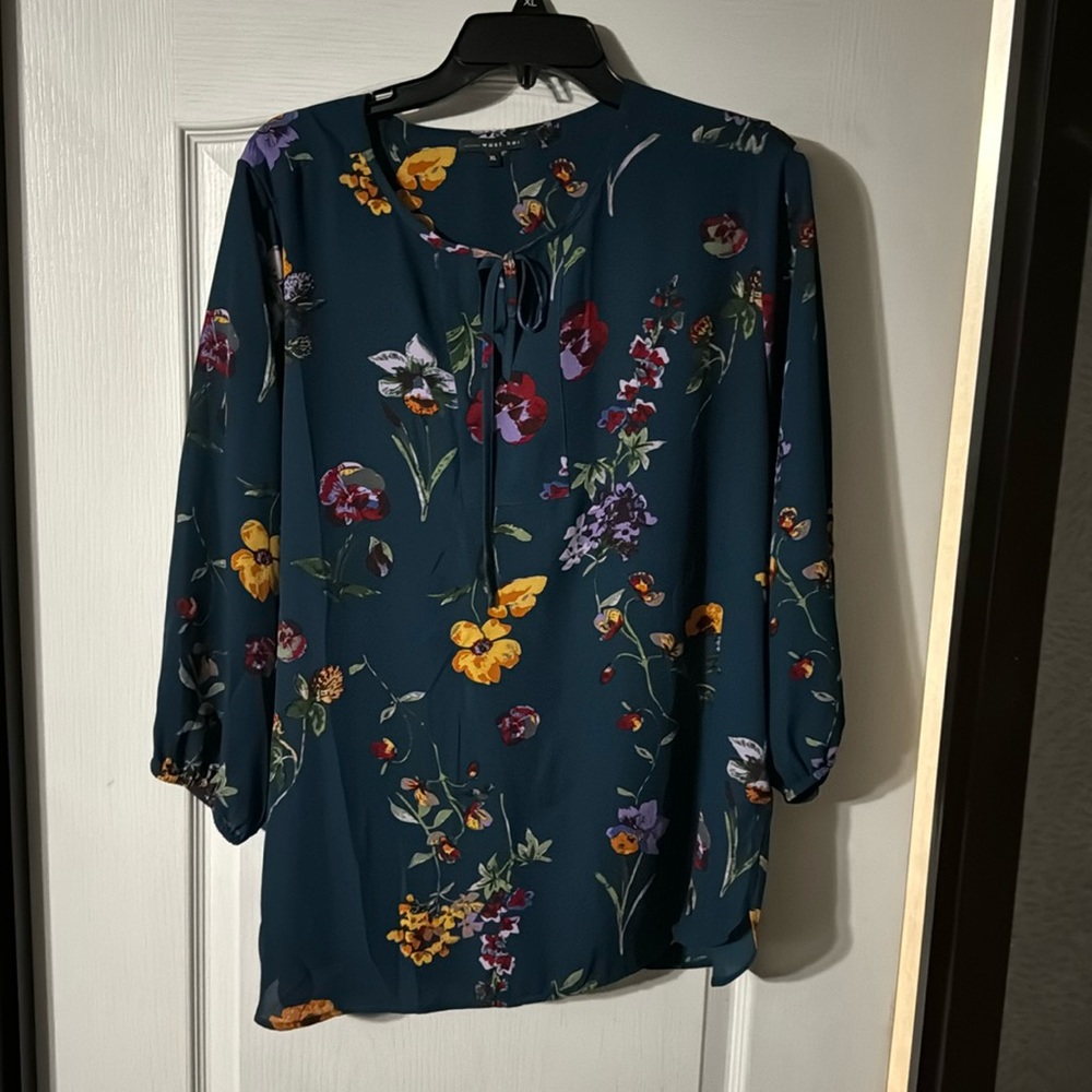Cute floral top. Xl nwot
